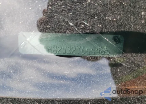 2002 Lincoln Town Car Signature z USA, uszkodzony, nr VIN 1LNHM82W32Y644485